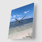 インドネシアの海に面した晴れたビーチの写真 スクエア壁時計 (傾斜)