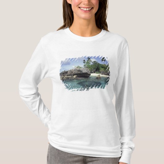 インドネシア。海岸沿いの岩の形成 Tシャツ (正面)