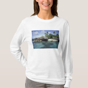 インドネシア。海岸沿いの岩の形成 Tシャツ