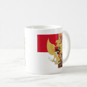 インドネシア- Garuda Pancasilaのろうけつ染めの旗の紋章 コーヒーマグカップ (正面右)
