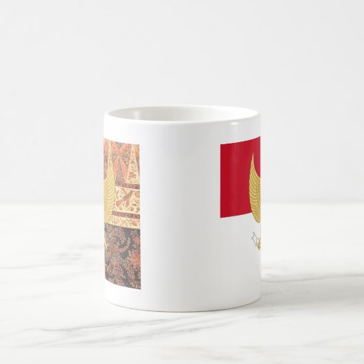 インドネシア- Garuda Pancasilaのろうけつ染めの旗の紋章 コーヒーマグカップ (中央)
