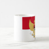 インドネシア- Garuda Pancasilaのろうけつ染めの旗の紋章 コーヒーマグカップ (中央)