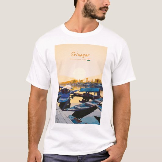 インド、スリナガル - ダル湖のシカラ舟 Tシャツ (正面)