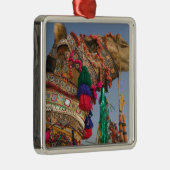 インド、ラジャスタン、プシュカル:プシュカル・ラクダ・フェア、 メタルオーナメント (右)