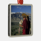 インド、ラダック、ティクス。僧侶 メタルオーナメント (右)