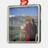 インド、ラダック、ティクス。僧侶 メタルオーナメント (左)