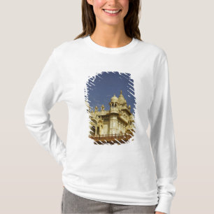 インド ラージャスターン州 古代の寺院に立つ女性 Tシャツ