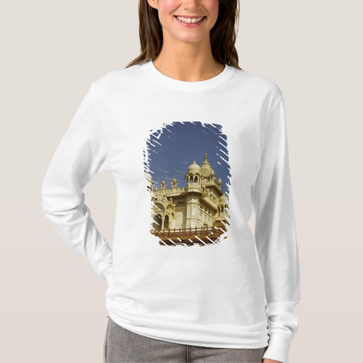 インド ラージャスターン州 古代の寺院に立つ女性 Tシャツ (正面)