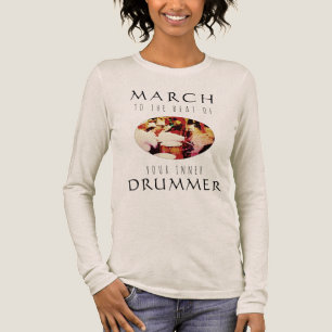 「インナー・ドラマーに向けて行進」レッド・金ゴールド・インスピレーション トライブレンドTシャツ