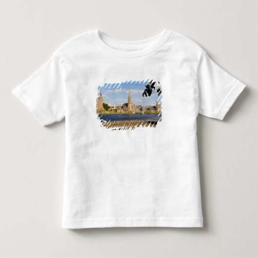 インバネスの奇妙な街のスカイラインと川 トドラーTシャツ (正面)