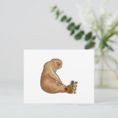 インラインスケーターのナマケモノ ポストカード (スタンド正面)