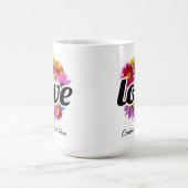 イン開花 – 愛とラウンドフローラブーケ コーヒーマグカップ (中央)