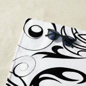 イン&ヤンシンボルブラックアンドホワイトタトゥースタイル ビーチタオル (インサイチュ)