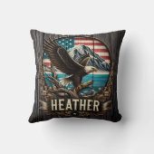 イーグルがアメリカの風景に対抗して枝に止まった クッション (裏面)