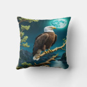 イーグルが夜空の下のブランチに止まる クッション (裏面)