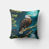 イーグルが夜空の下のブランチに止まる クッション (正面)