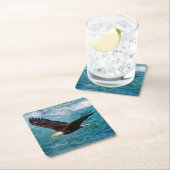 イーグルが嵐の上で舞い上がる スクエアペーパーコースター (インサイチュ)