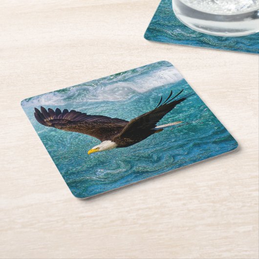 イーグルが嵐の上で舞い上がる スクエアペーパーコースター (アングル)