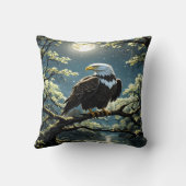 イーグルが月に照らされた空の下の枝に止まった クッション (裏面)