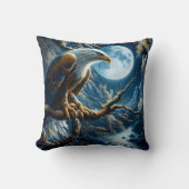 イーグルが月に照らされた空の下の枝に止まった クッション (正面)