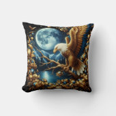 イーグルが月に照らされた空の下の枝に止まった クッション (正面)