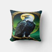 イーグルが月に照らされた空の下の枝に止まった クッション (正面)