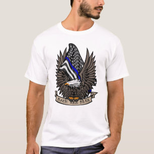 イーグルで青いアメリカ警察青い線旗を掲げる Tシャツ