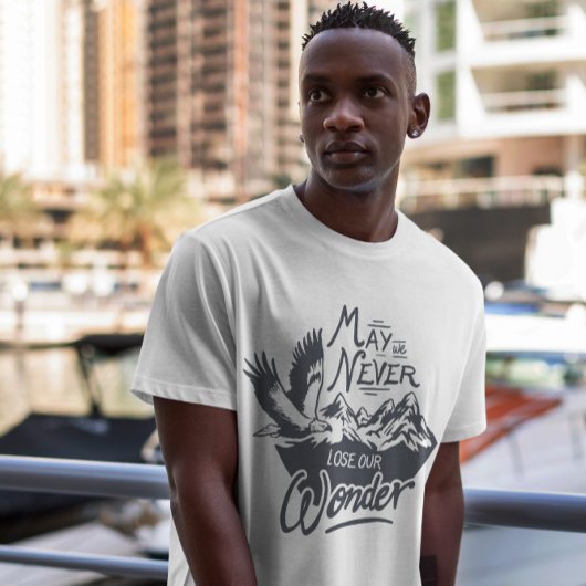 イーグルバード飛んでいる自然 Tシャツ