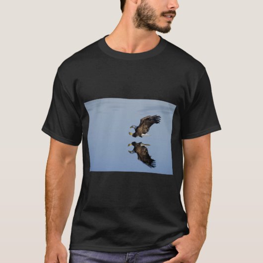 イーグル威厳のある飛んでいるー Tシャツ (正面)