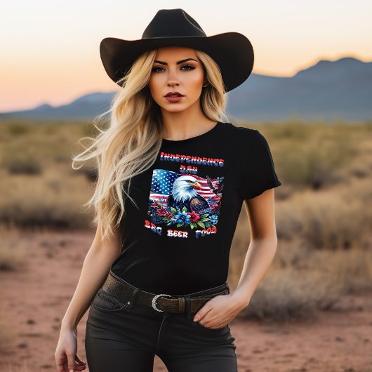 イーグル威厳のある飛んでいる独立記念日 Tシャツ