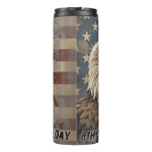 イーグル威厳のある&フラッグ – 自由の精神 タンブラー (裏面)
