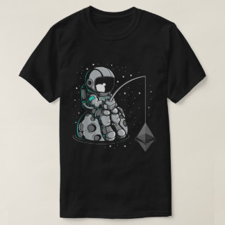 イーサリアムを釣る宇宙飛行士のデザイン Tシャツ