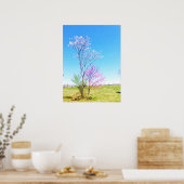 イースタンレッドバドはイースタンレッドシダーの隣に立つ ポスター (キッチン)