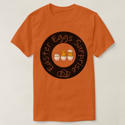 イースターおもしろいエッグサプライズバニーラビット Tシャツ (デザイン正面)