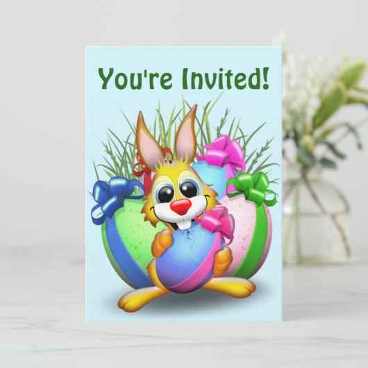 イースターおもしろいバニーと可愛いキャラクターがEgをかむ 招待状 (スタンド正面)