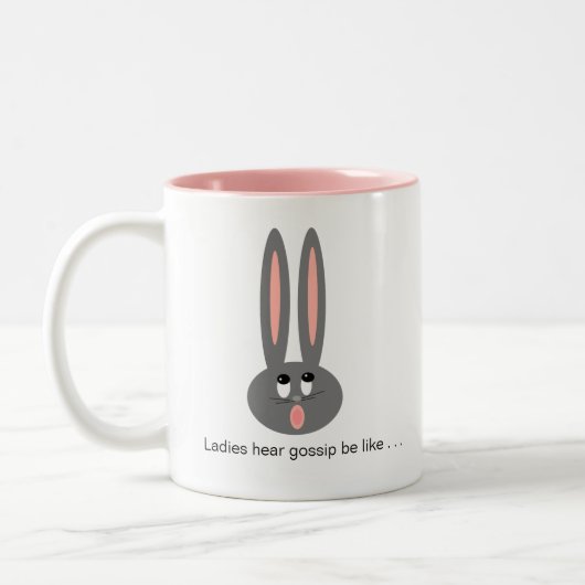イースターおもしろいバニーレディスゴシップ ツートーンマグカップ (左)