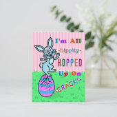 イースターおもしろいバニー割れた卵ユーモア シーズンポストカード (スタンド正面)