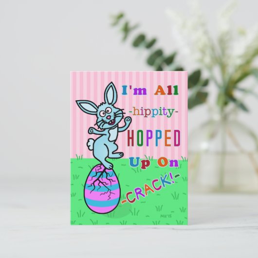 イースターおもしろいバニー割れた卵ユーモア シーズンポストカード (スタンド正面)