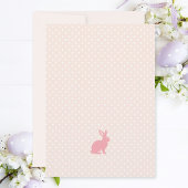 イースターかわいらしバニーのアプリコットピンクの卵の形の写真 シーズンカード