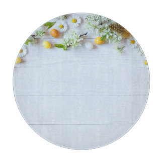 イースターさくらんぼプラム：黄色の卵。 カッティングボード