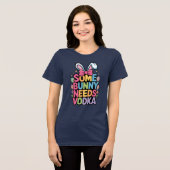 イースターにウォッカが必要なウサギ おもしろ大人Tシャツ トライブレンドTシャツ (正面全面)