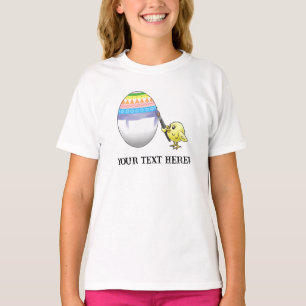 イースターのひよこがカラフルなイースターエッグを描いている Tシャツ