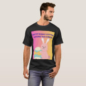 イースターのウサギがコーナーをホップ Tシャツ (正面フル)