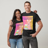 イースターのウサギがコーナーをホップ Tシャツ (ユニセックス)