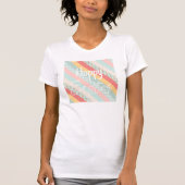 イースターのウサギといろどられた卵のストライプ Tシャツ (正面)