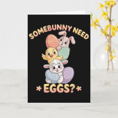 イースターのウサギとニワトリのユーモラスなデザイン Somebunny Need Eggs カード (黄色い花)