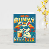 イースターのウサギにビールが必要 Funny Easter Bunny Humor カード (黄色い花)