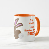 イースターのウサギは記念品のマグに個人化なります卵を投げつけます マグカップ (正面右)