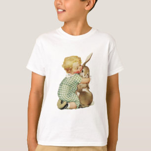 イースターのウサギを抱き締めているベビー Tシャツ
