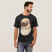 イースターの卵から孵るパグのかわいいちび犬 Tシャツ (正面フル)